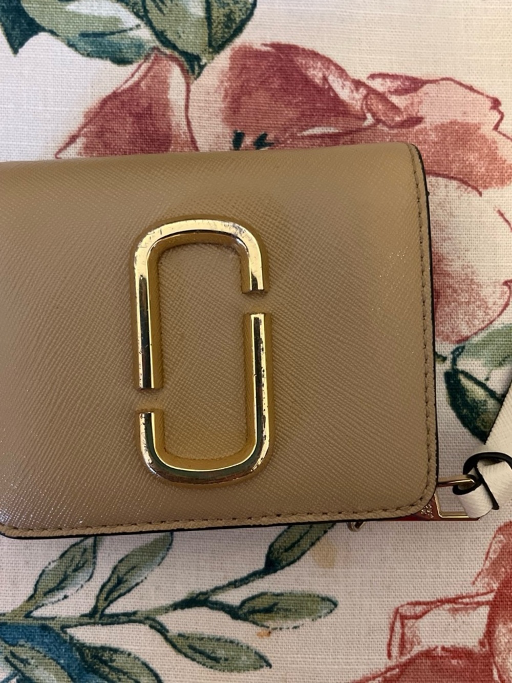 Marc Jacobs Beige Saffiano Leather Compact Wallet with Gold Hardware - Picture 2 of 8
